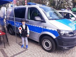 dziecko na stoisku policyjnym
