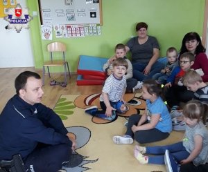 policjant na spotkaniu z dziećmi
