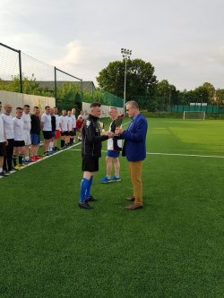 wręczenie pucharu zwycięskiej drużynie