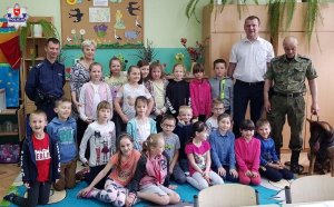 zdjęcie grupowe uczniów z policjantami