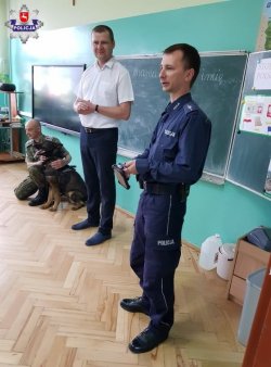 policjant z dyrektorem szkoły podczas pogadanki