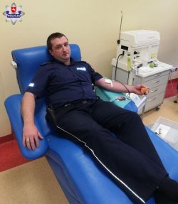 policjant podczas honorowej akcji oddawania krwi