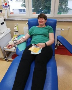 pracownica MOPS oddająca krew