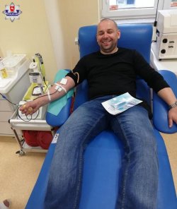 funkcjonariusz oddający krew