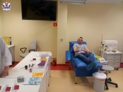 policjant oddający krew