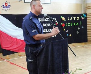 asp. szt. Szymon Markowski podczas spotkania w szkole