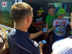 policjant rozdaje ulotki