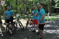 uczestnicy rajdu odpoczywają podczas krótkiej przerwy