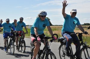 policjanci na rajdzie rowerowym