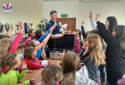 policjant prezentuje walizkę kryminalistyczną