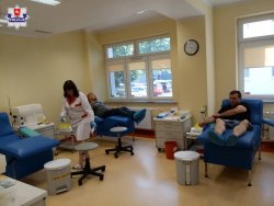 policjanci oddający krew