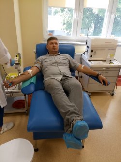 policjant oddający kraw