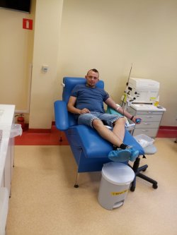 policjant oddający krew