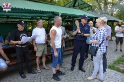 Zastępca komendanta Miejskiego Policji wręcza puchar