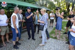 Zastępca Komendanta Miejskiego Policji wręcza medal