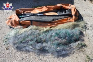 zabezpieczony ponton i sieci rybackie