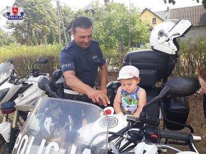 policjant pokazujący motocykl