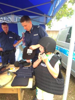 dziecko przymierza sprzęt policyjny