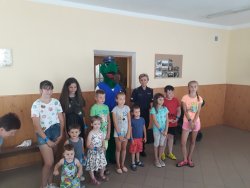 dzieci z policyjną maskotką