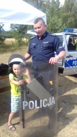 dziecko przymierza elementy umunduowania