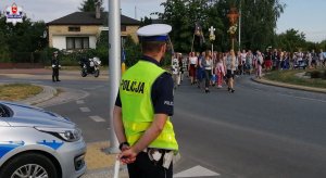 policjant zabezpieczający przejście pielgrzymki