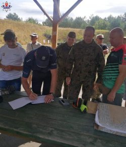 policjant zapisujący drużynę do zawodów