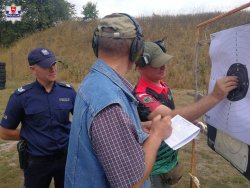 drużyna policyjna sprawdza wyniki strzelania