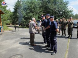 gratulacje dla zwycięskiej drużyny