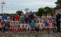 osoby biorące udział w festynie wraz z policjantami