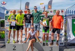 zwycięzcy wyścigu na podium