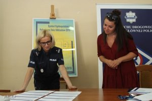 członkowie komisji oceniają prace konkursowe