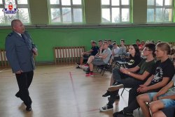 policjant podczas prelekcji wraz w uczniami