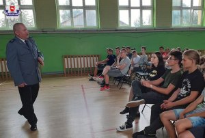 policjant podczas prelekcji wraz w uczniami