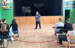 policjant prowadzi spotkanie z młodzieżą