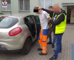 policjanci doprowadzający zatrzymanego mężczyznę