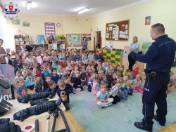 dzielnicowy z dziećmi