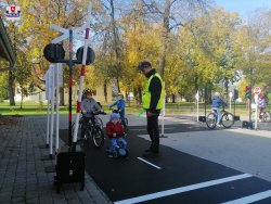 policjant w trakcie pogadanki z dziećmi