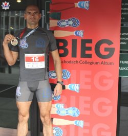 policjant z otrzymanym medalem