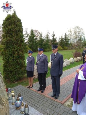 delegacja policyjna i służby więziennej pod pomnikiem