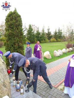 złożenie zniczy pod pomnikiem