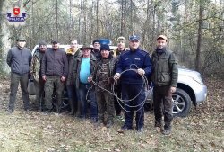 policjant oraz myśliwi biorący udział w dziaaniach