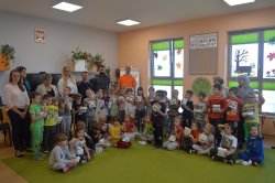 policjant wraz z przedszkolakami