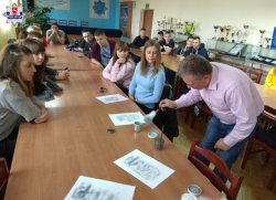 technik prezentujący wyposażenie walizki kryminalistycznej