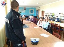 policjant ruchu drogowego na spotkaniu ze studentami