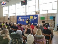 policjant podczas pogadanki z młodzieżą