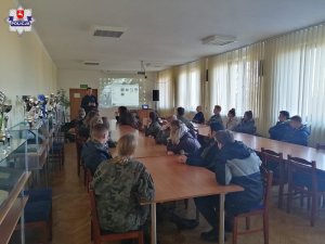 policjant podczas spotkania z młodzieżą