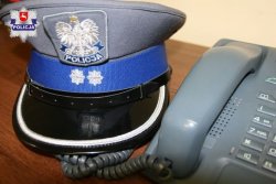 czapka policyjna oraz telefon