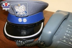 czapka policyjna oraz telefon