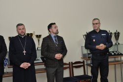 prezydent miasta przemawia w towarzystwie komendanta oraz kapelana