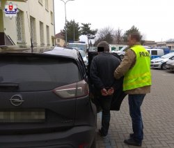 zatrzymany 45-latek doprowadzony przez policjanta